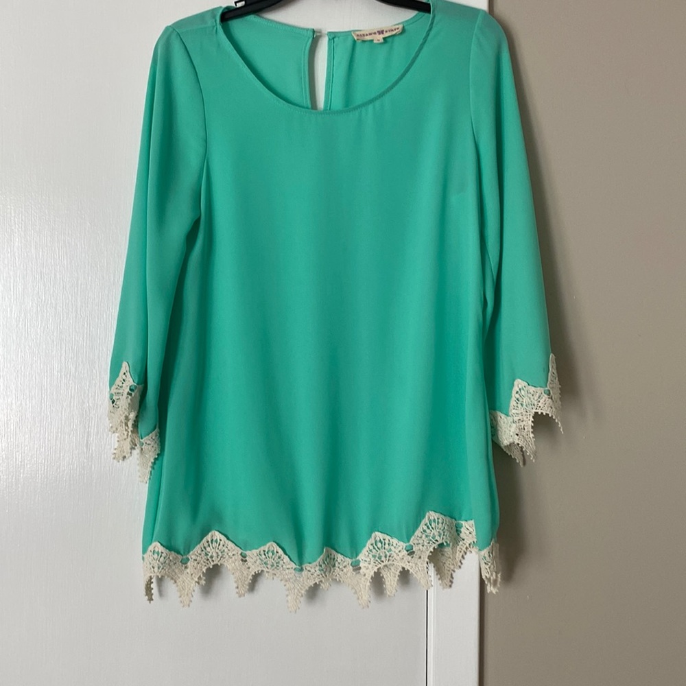 ‼️SOLD‼️ Pretty Blouse💚lightweight for the summer